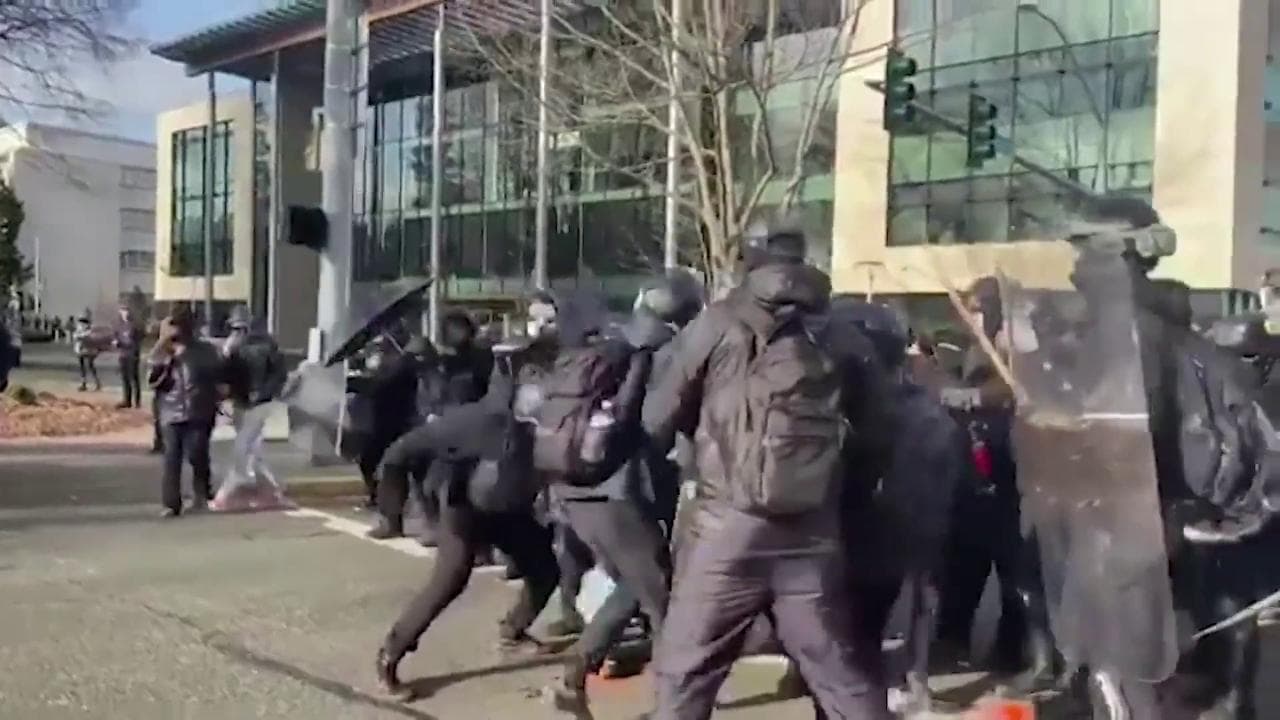 Usa, violenti scontri a Olympia durante marcia pro-Trump: anche le bandiere americane diventano armi