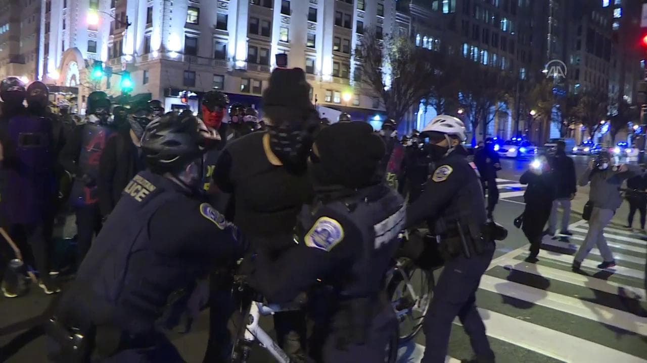 Scontri a Washington, anche l'estrema destra tra i manifestanti pro-Trump: tensioni con la polizia