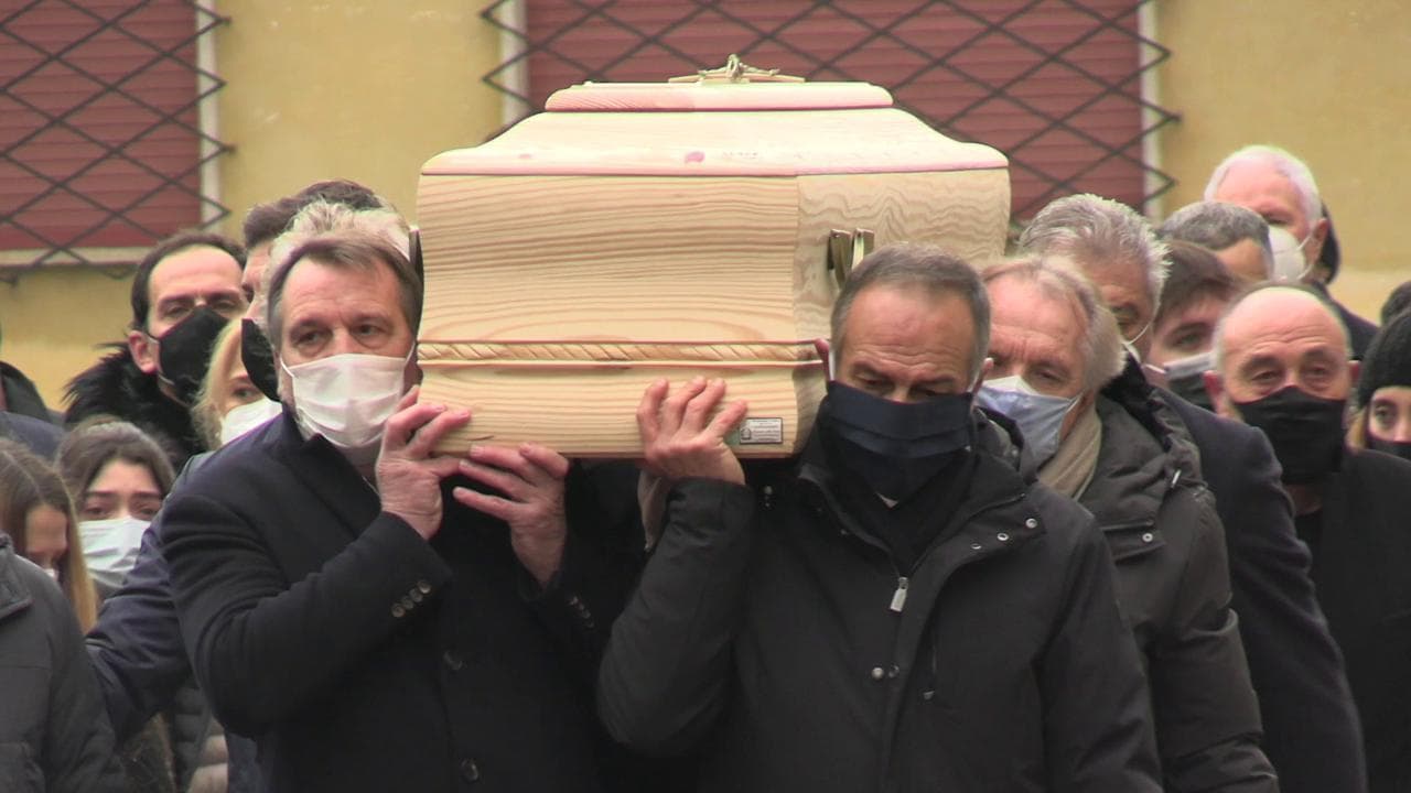 Funerale Paolo Rossi, i campioni di Spagna'82 portano la bara tra gli applausi