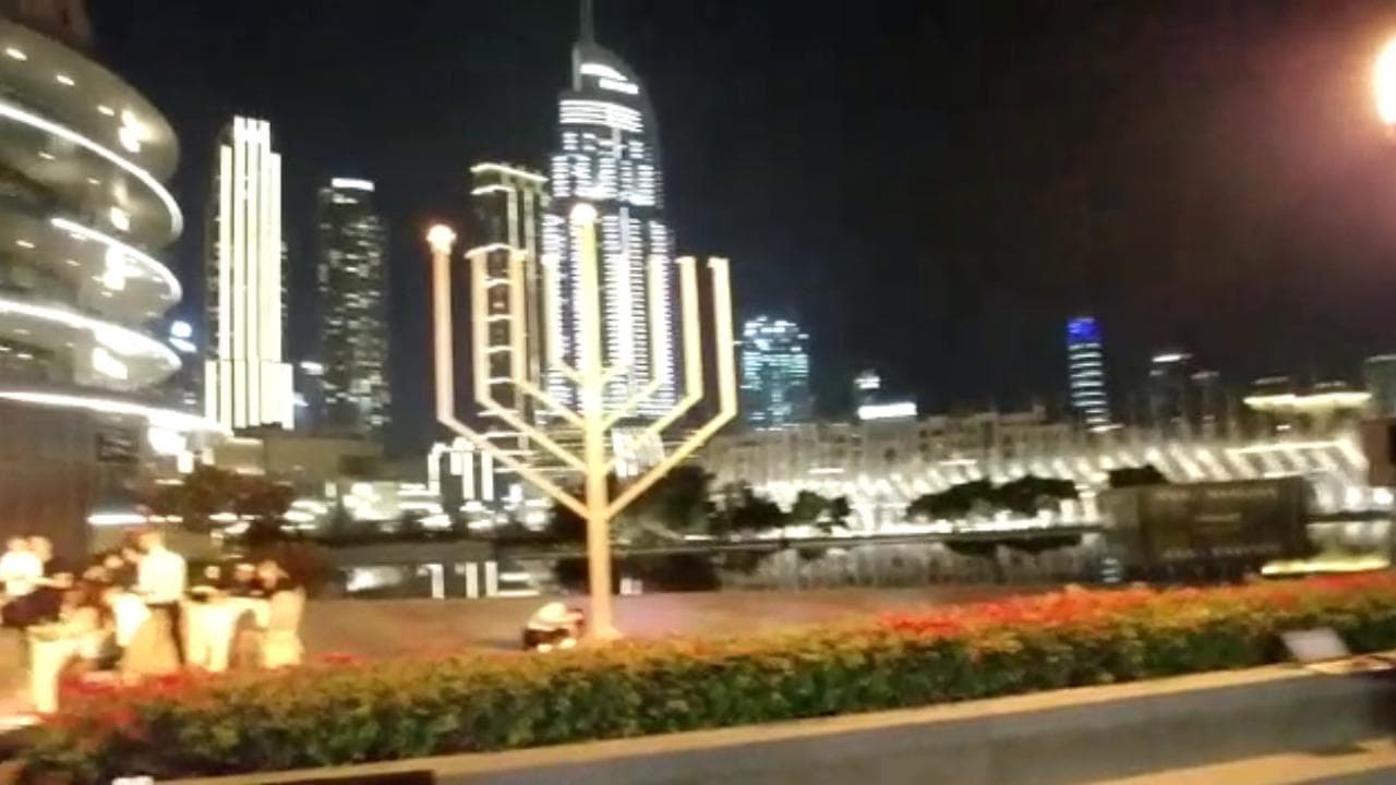 Emirati Arabi Uniti, il candelabro di Hanukkah sul grattacielo simbolo di Dubai