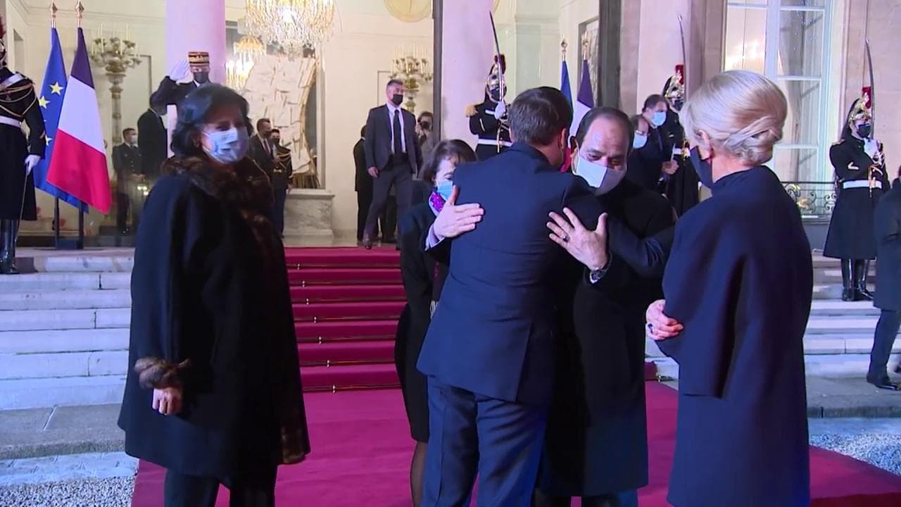 Fasti e onori per Al Sisi a Parigi: le immagini che l'Eliseo non voleva mostrare