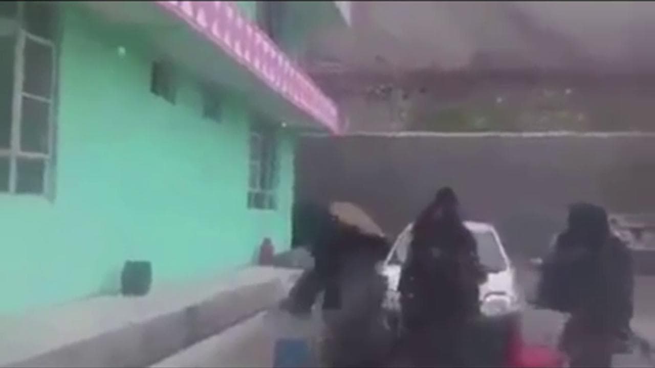 Afghanistan, l'attacco all'istruzione: i talebani distruggono una scuola femminile appena costruita