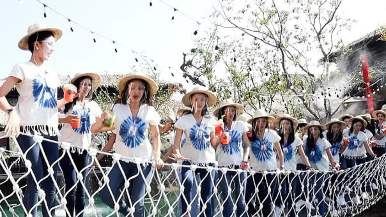 Thailandia, le aspiranti Miss sfilano sul ponte: ma non finisce bene