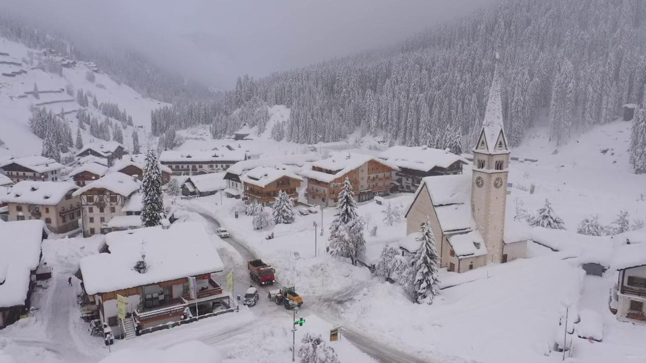 Maltempo, oltre due metri di neve a Arabba: il paese nel cuore delle Dolomiti è isolato
