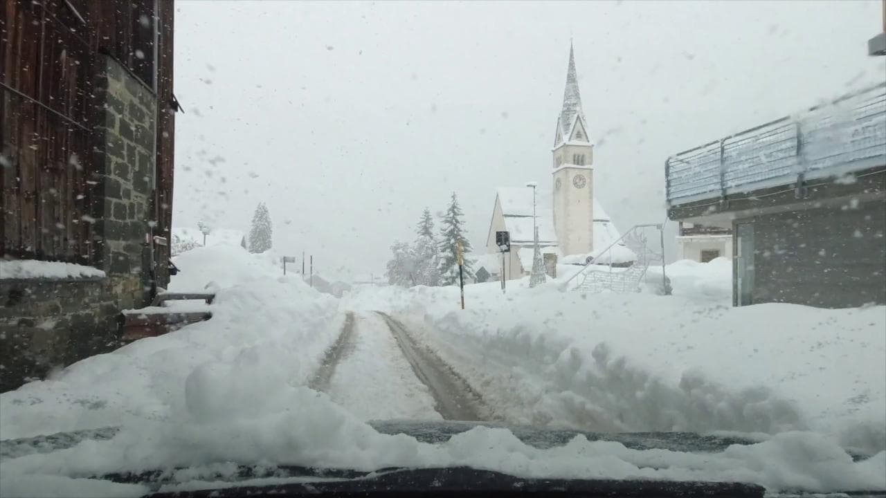 Maltempo Belluno, chiusa la statale delle Dolomiti per una valanga: le immagini delle strade ad Arabba