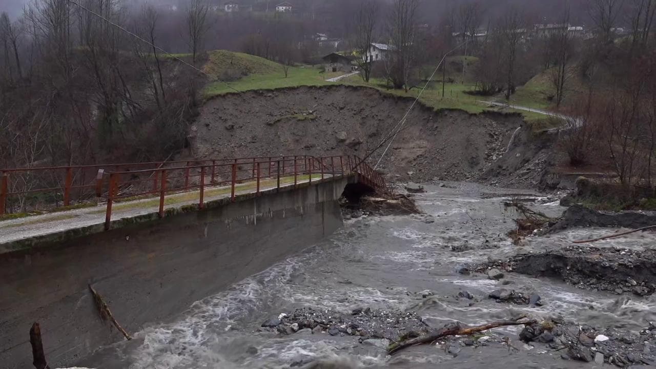 Maltempo Belluno, crolla un ponte pedonale a Gosaldo: è il secondo nella zona