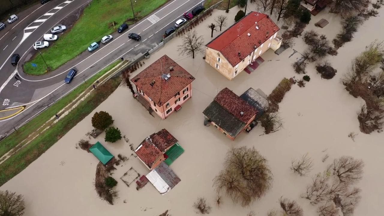 Maltempo Modena, cede argine del Panaro: vaste aree allagate. Le immagini dal drone