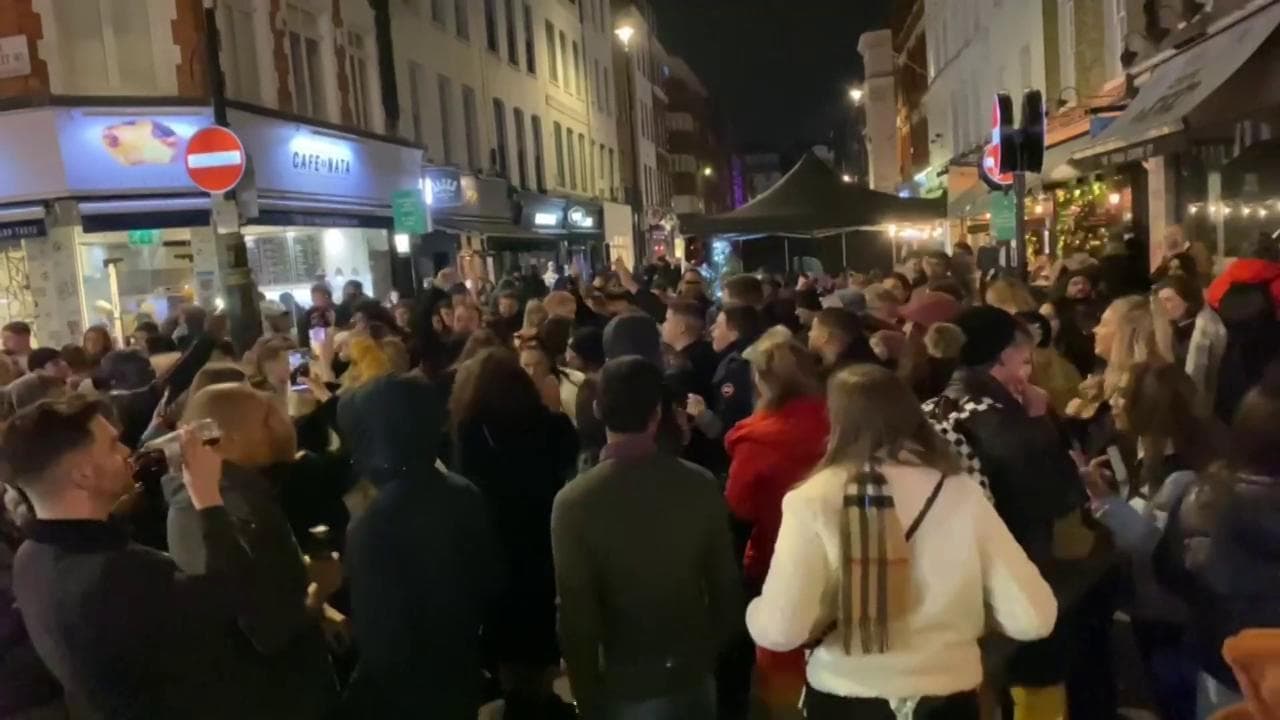 Londra, festa in centro senza mascherine per la fine del secondo lockdown nazionale