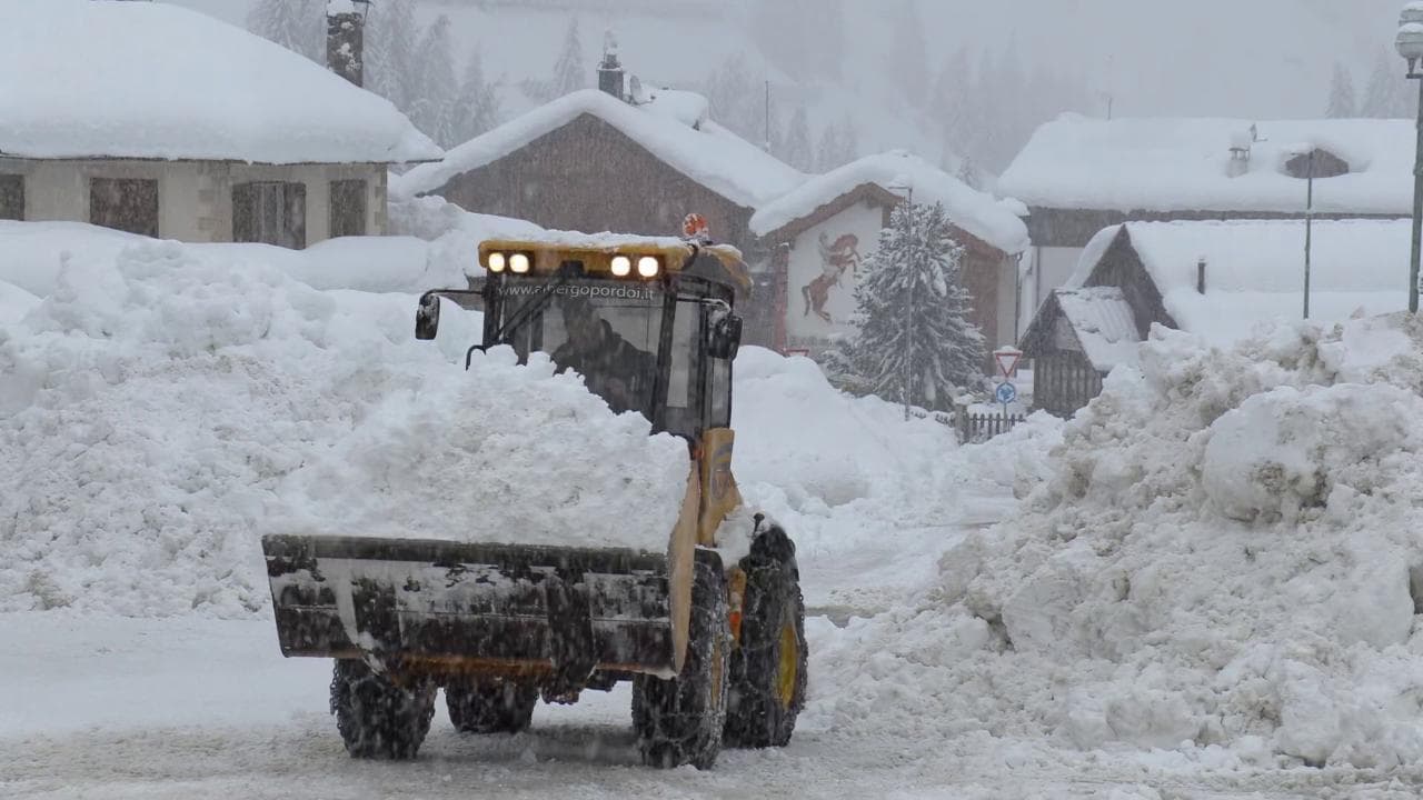 Maltempo Belluno, allagamenti e bufere: oltre un metro e mezzo di neve ad Arabba