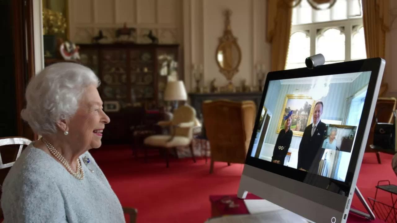 Smart working per la regina Elisabetta: prima udienza diplomatica in videoconferenza dal castello di Windsor