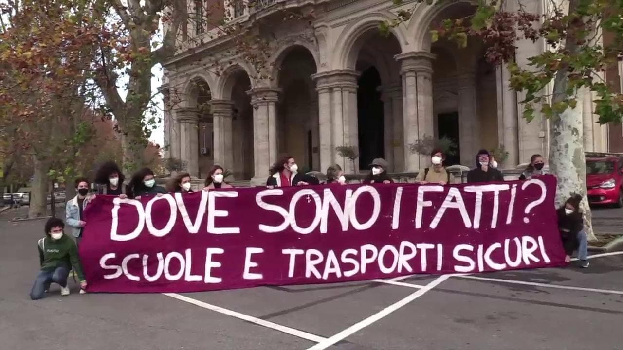 Flash mob studenti al ministero dei Trasporti: "Basta slogan su riapertura scuola, serve un piano per rientro in sicurezza"