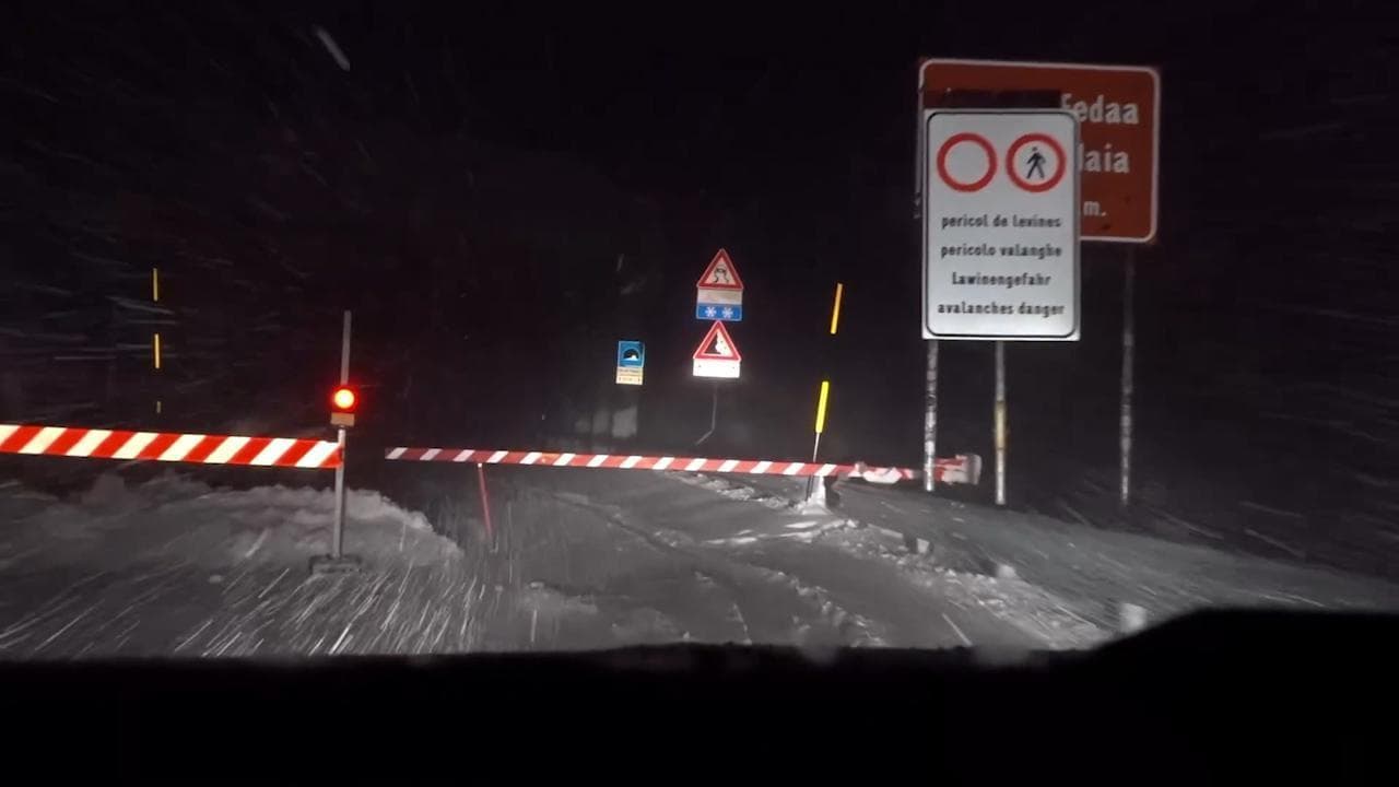 Belluno, guidando nella bufera di neve: le immagini dalla camera car