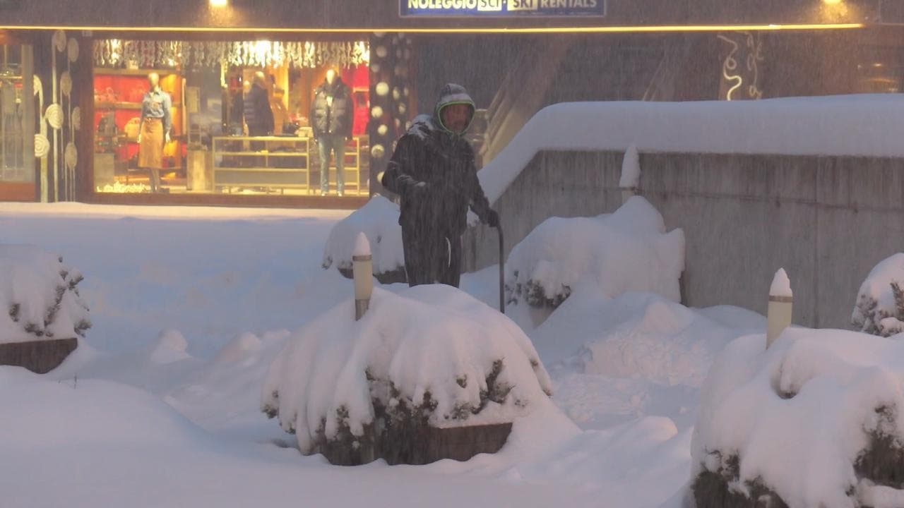 Trentino, caduto oltre mezzo metro di neve a Madonna di Campiglio: le strade sono imbiancate