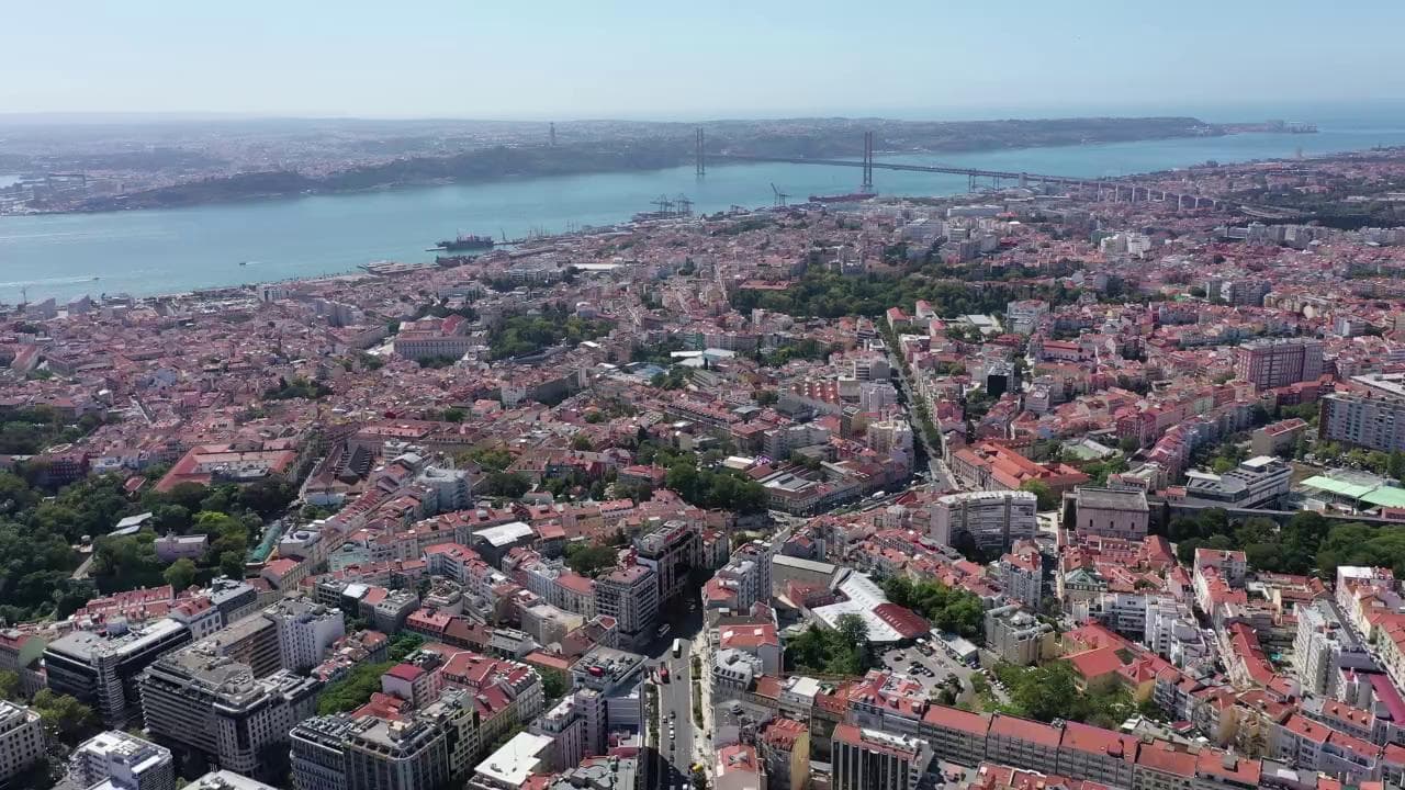 Covid, Lisbona sfida la crisi: 20mila appartamenti turistici diventano case a basso costo per le famiglie