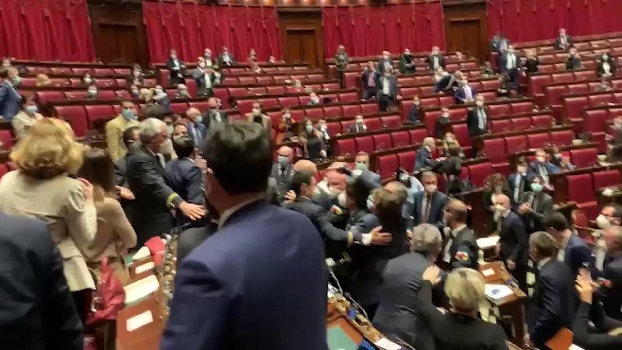 Bagarre alla Camera tra deputati di centrodestra: l'Aula deve essere sanificata per assembramenti