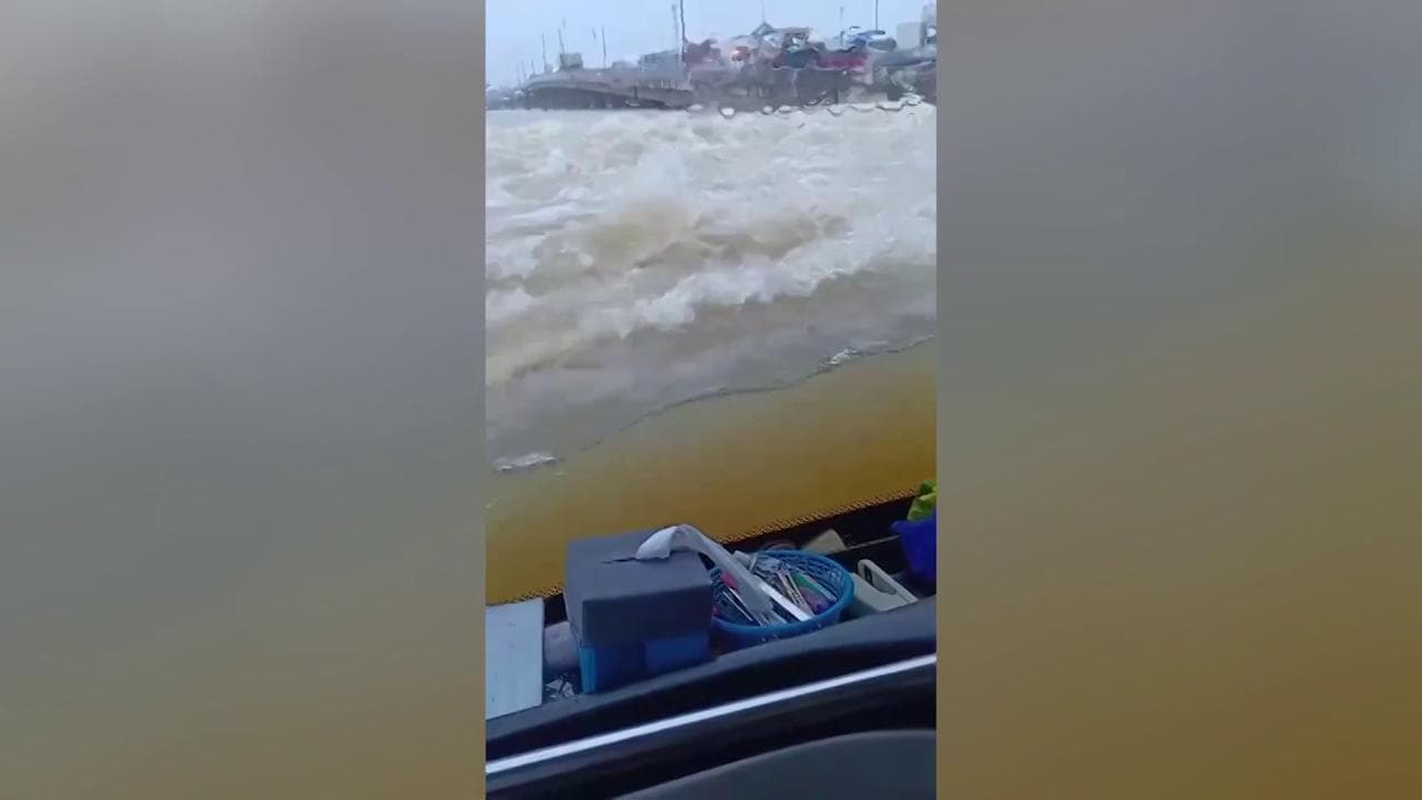 Thailandia, il tergicristallo è inutile: il bus avanza a fatica nell'acqua alta dopo l'alluvione