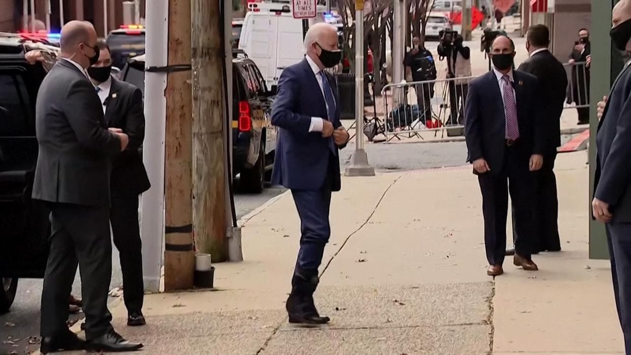 Usa, per Biden prima apparizione in pubblico dopo la frattura: sorridente nonostante il tutore al piede