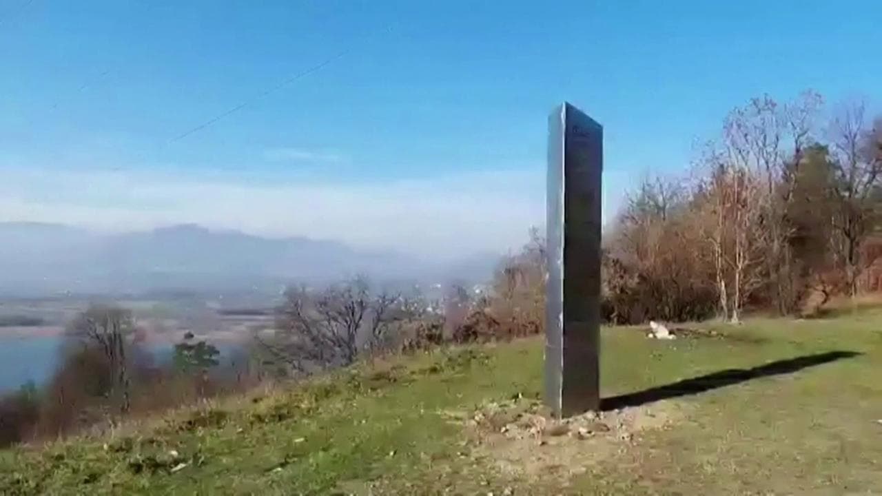 Il mistero del monolite nero: dopo quello nello Utah ne spunta un altro in Romania e scompare dopo pochi giorni