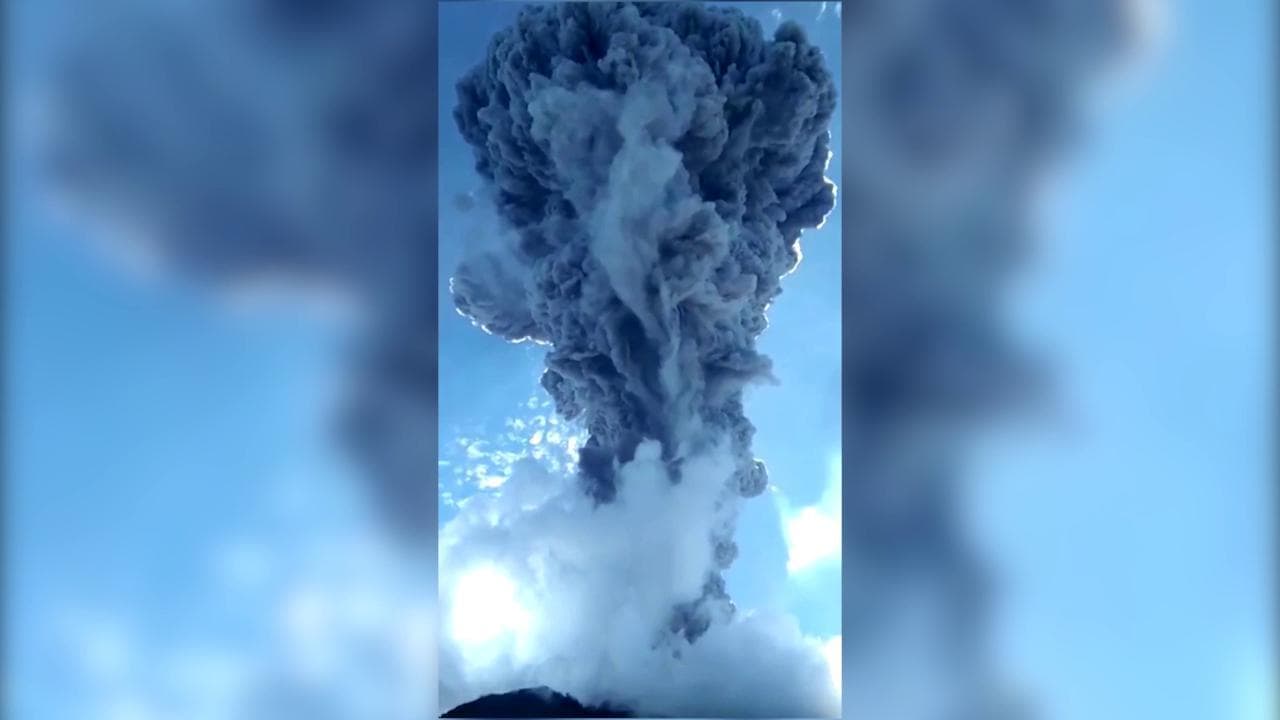 Indonesia, il vulcano fa paura: dal cratere si alza una colonna di fumo alta 4 chilometri