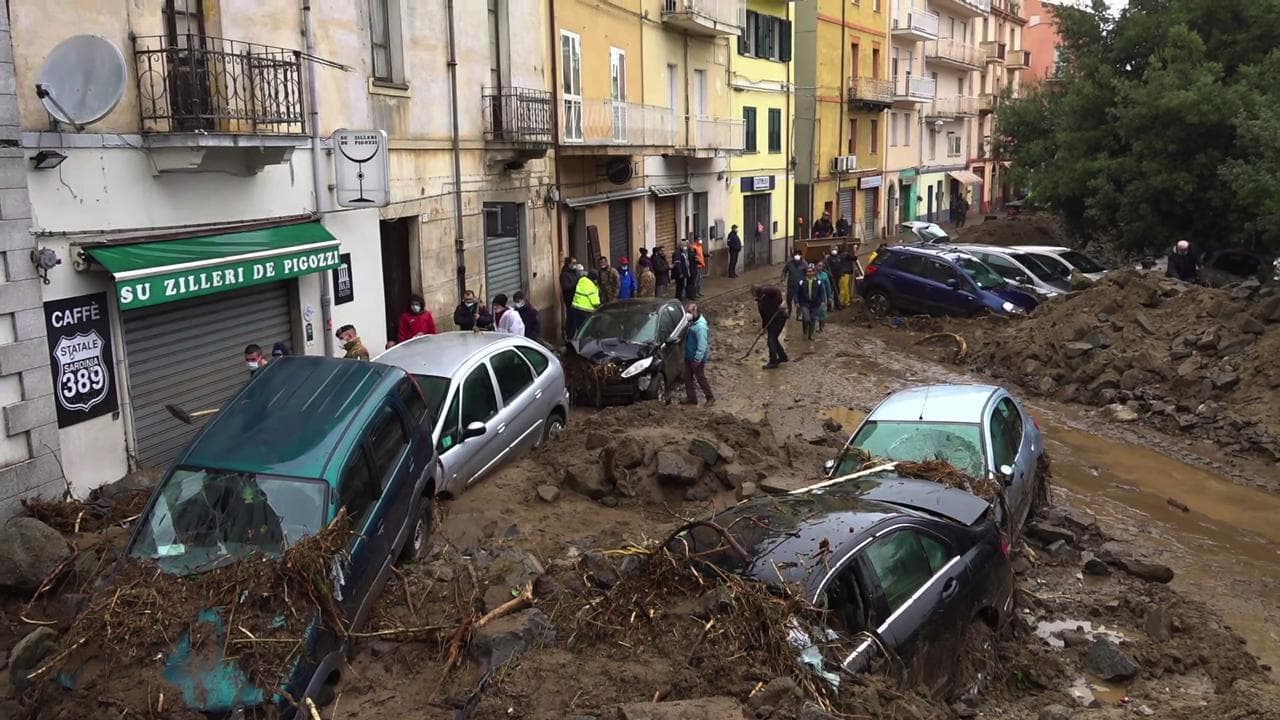 Maltempo in Sardegna, il giorno dopo l'alluvione a Bitti: ruspe a lavoro per liberare le vie dal fango