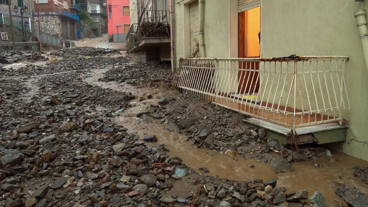 Maltempo in Sardegna, le immagini dopo l'alluvione a Bitti: massi e fango sfiorano i balconi al primo piano