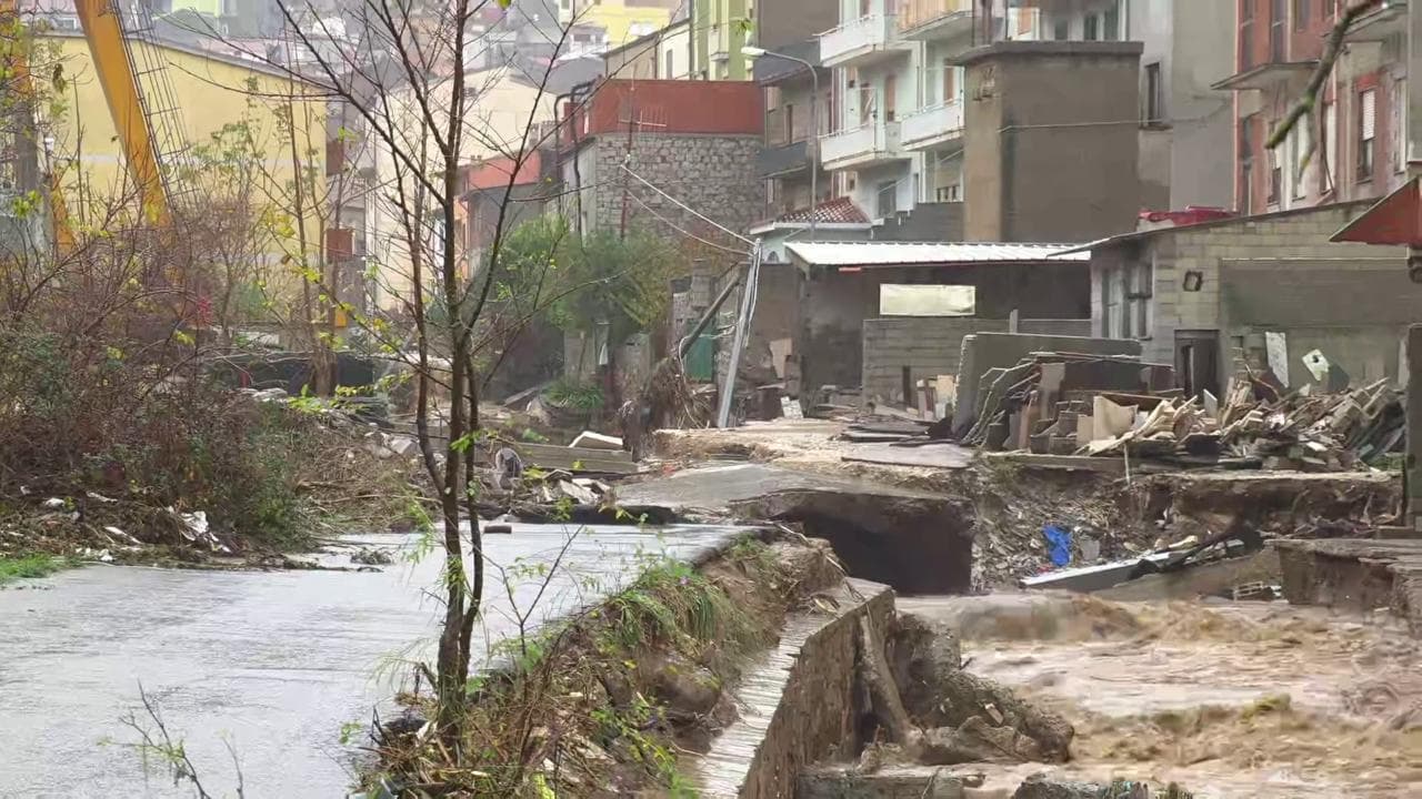 Maltempo in Sardegna, fango ovunque e auto sventrate: Bitti devastato dall'alluvione