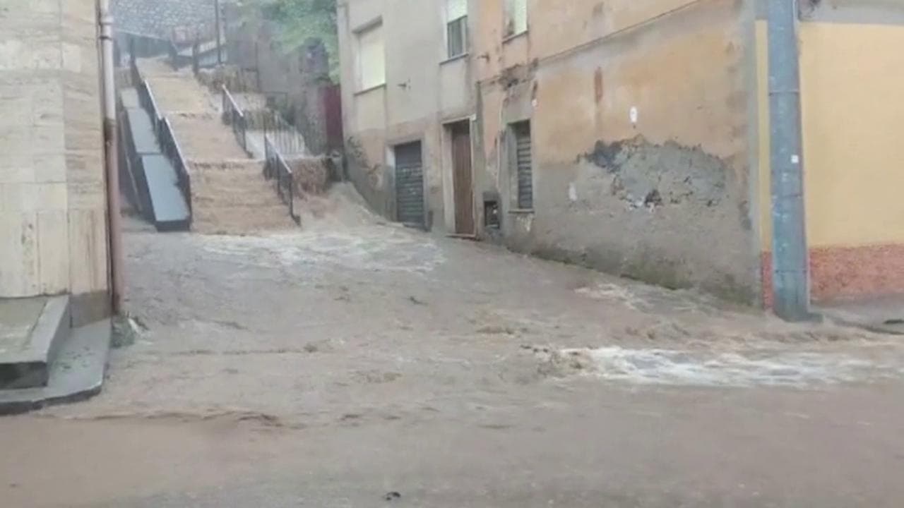 Maltempo in Sardegna, alluvione a Bitti: un fiume di acqua e fango sulle scale del paese