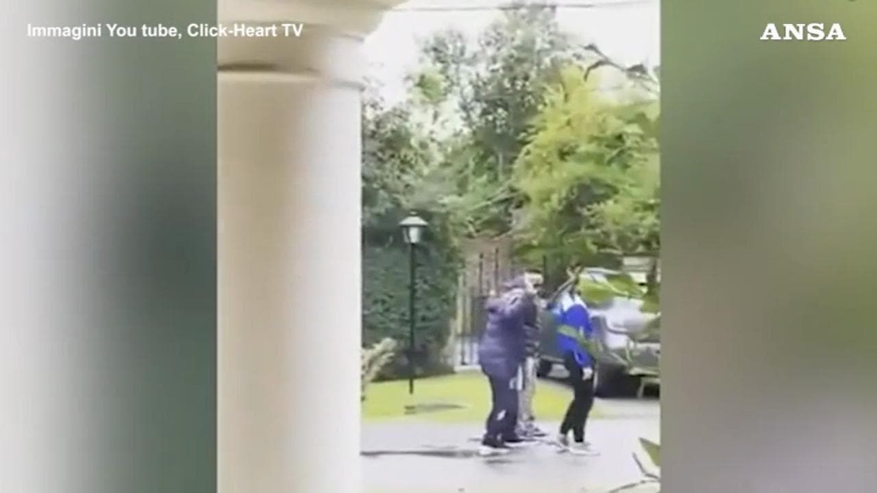 Morto Maradona, le ultime immagini: passeggia e ricambia il saluto di una bambina