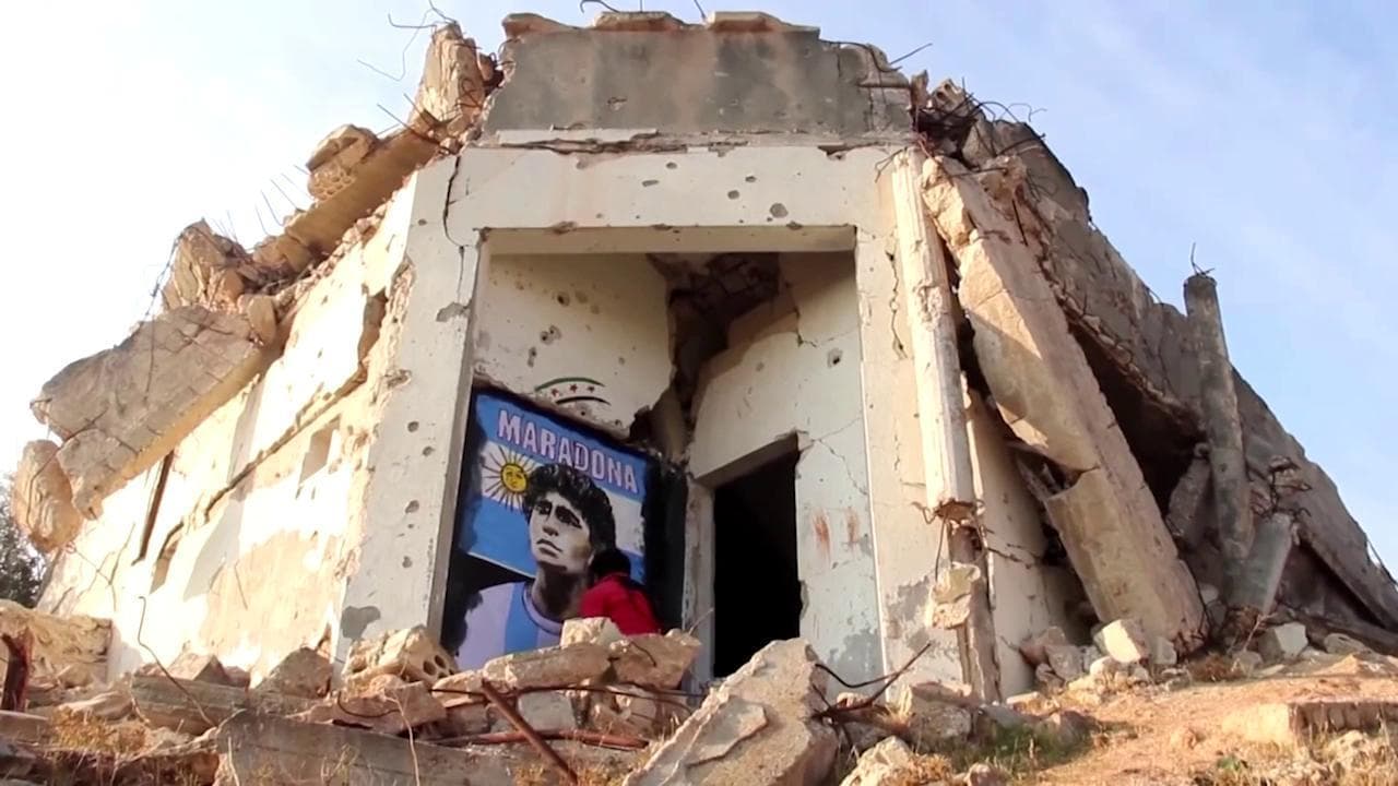 Siria, tra le macerie delle case bombardate spunta un murale dedicato a Maradona