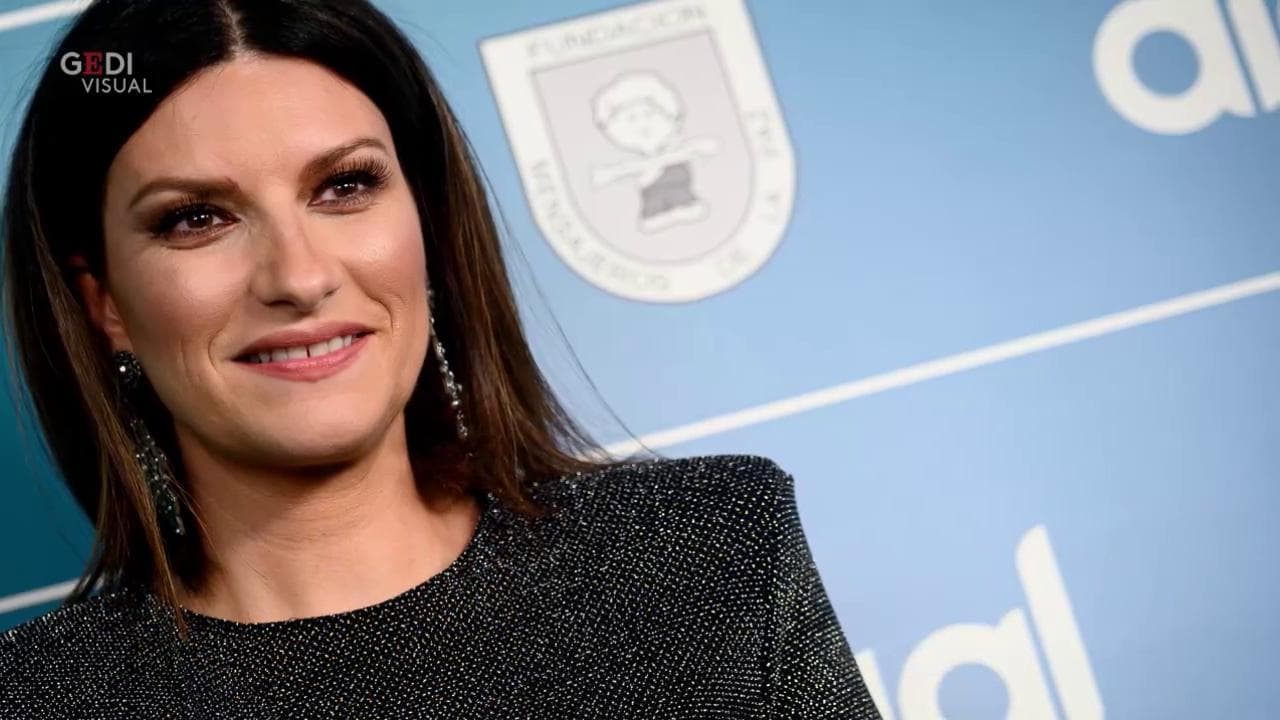 Giornata contro la violenza sulle donne, Laura Pausini: ''Dai media più importanza a Maradona''. La polemica divide il web