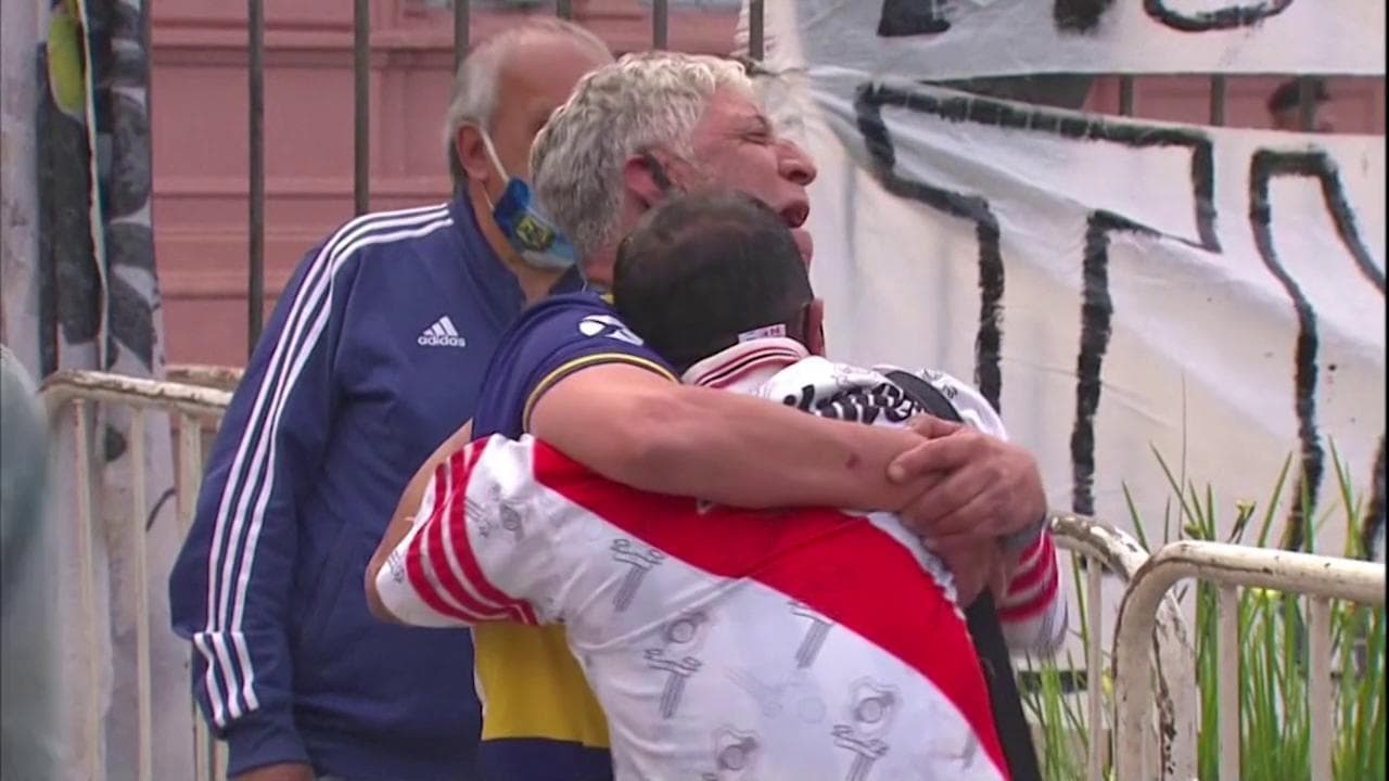 Buenos Aires, l’abbraccio fra i tifosi di River e Boca: gli storici rivali uniti per Diego
