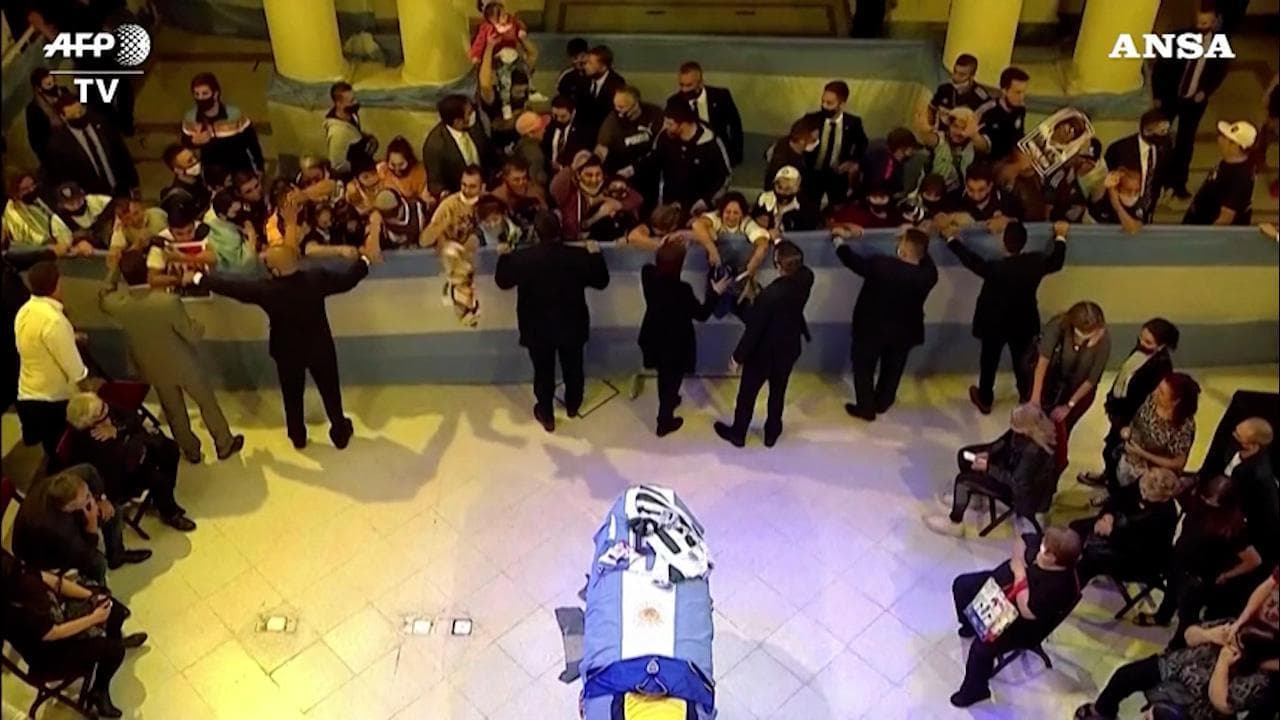Morto Maradona, i tifosi lanciano sulla bara maglie dell'Argentina col numero 10
