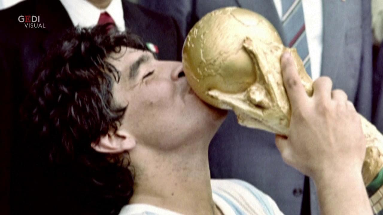 Da Bono a Naomi Campbell: il mondo dello spettacolo ricorda Maradona sui social