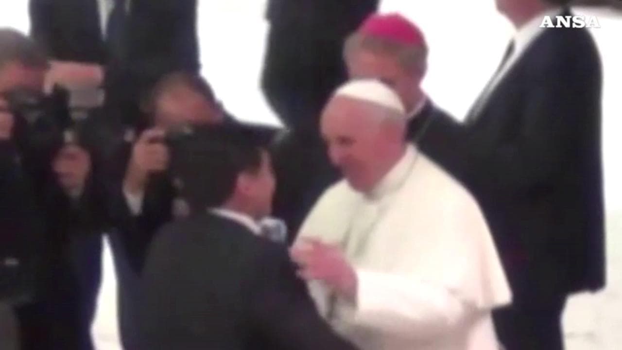 Morto Maradona, quando il fuoriclasse argentino abbracciò Papa Francesco in Vaticano