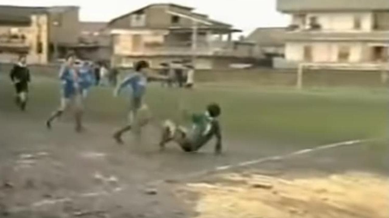 Morto Maradona: quando Diego saltò tutti sul campetto infangato, nella partita che Ferlaino non voleva giocasse