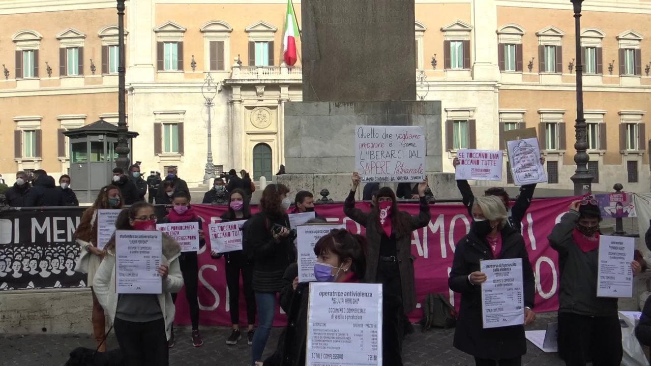 Giornata contro la violenza sulle donne, il flashmob di 'Non una di meno': "Presentiamo il conto al governo"