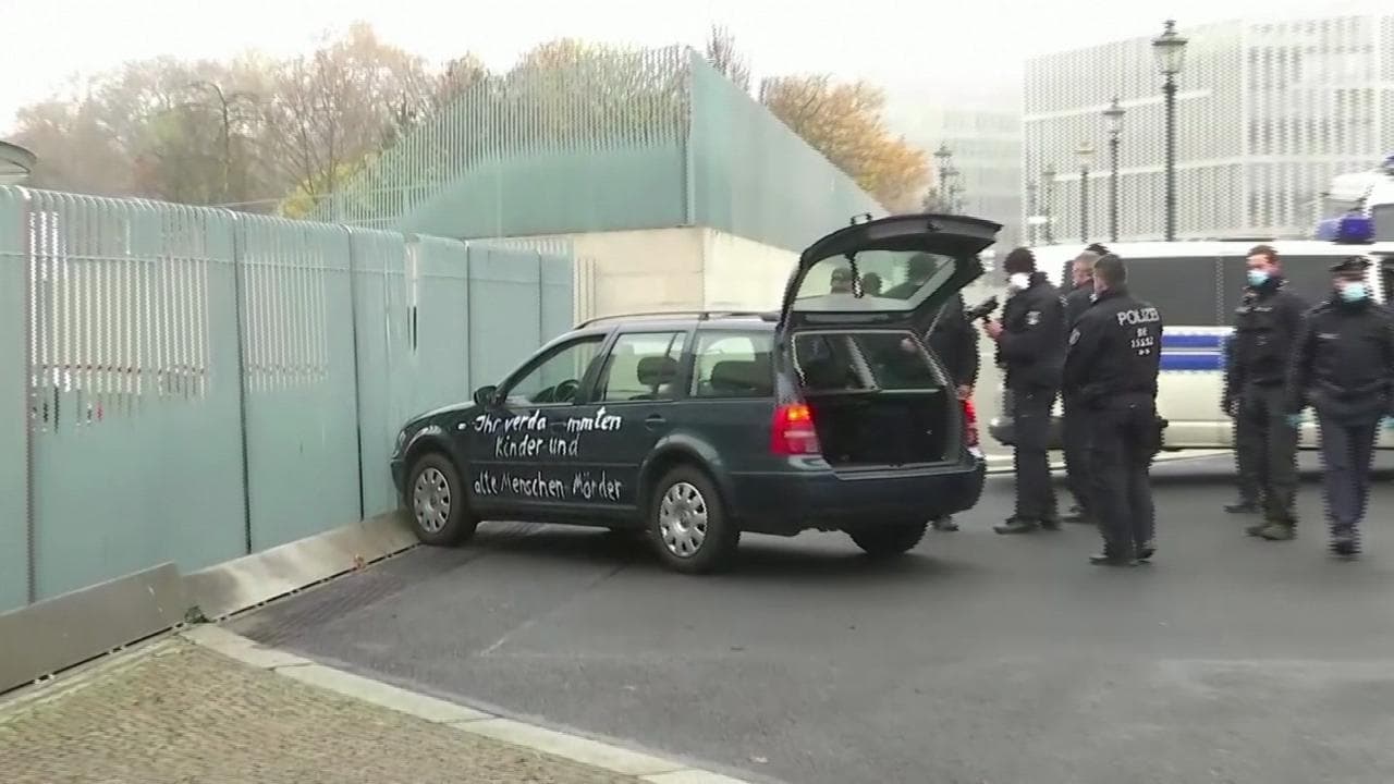 Berlino, auto si schianta contro la cancelleria di Merkel. La scritta sulla fiancata: "Stop alla globalizzazione"