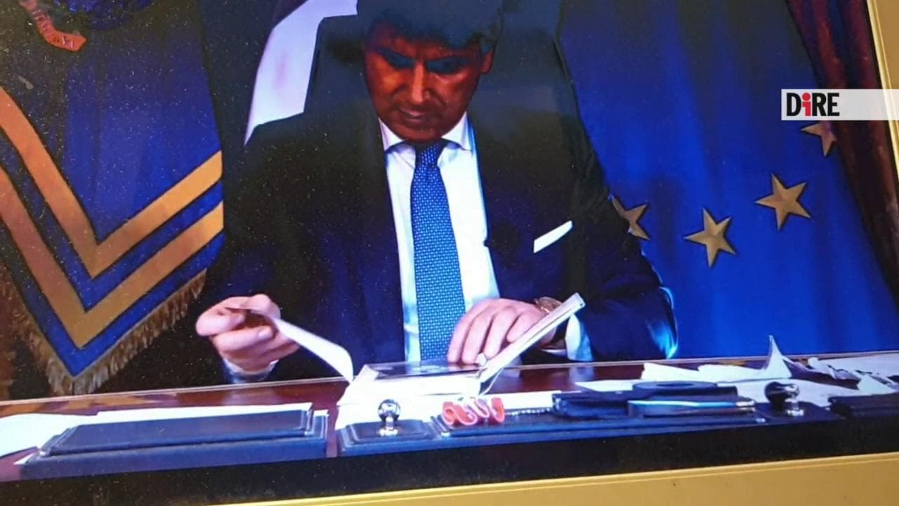 Fuorionda per Conte, in attesa del collegamento in diretta il premier riceve libro di Papa Bergoglio