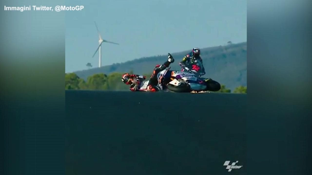 Moto2, Canet cade in pista nelle qualifiche: gli altri piloti lo sfiorano a tutta velocità