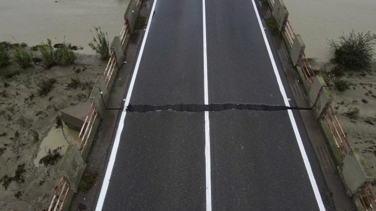 Maltempo Calabria, il drone vola sopra il ponte a rischio sul fiume Neto