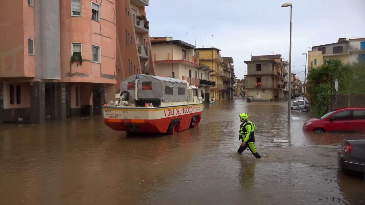 Maltempo Calabria, strade come fiumi a Cirò Marina: i soccorsi dei Vigili del Fuoco con mezzo anfibio e gommone