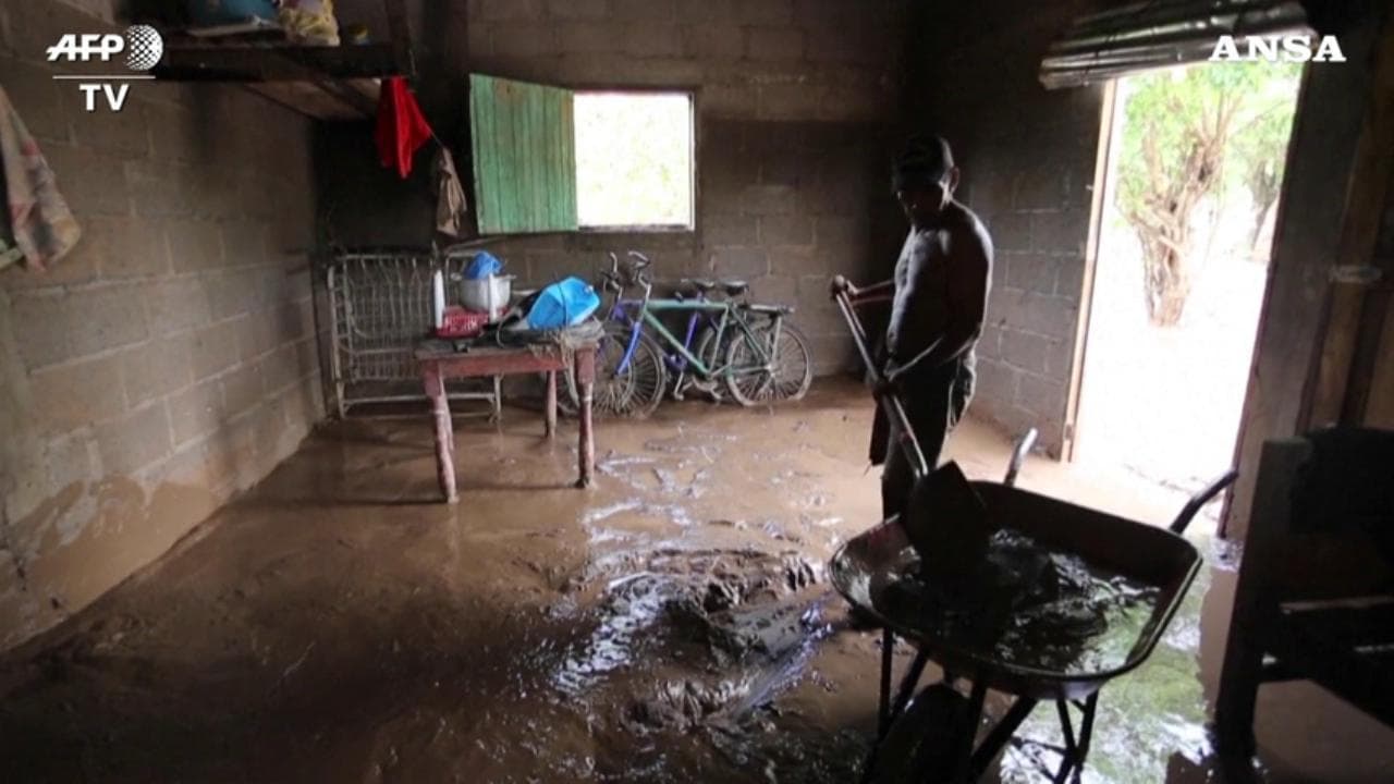 Honduras, il rientro nelle case devastate dopo l'uragano Iota: si scava in un mare di fango