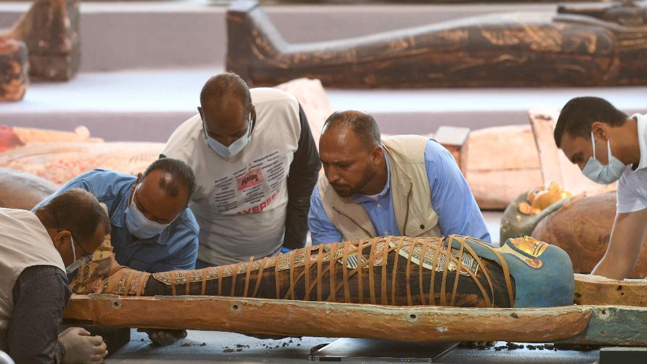 Egitto, i tesori infiniti di Saqqara: trovati 100 sarcofagi intatti, hanno oltre 2000 anni