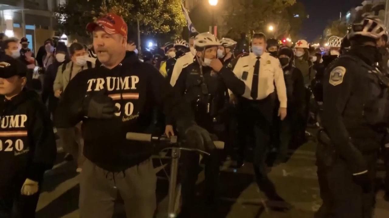 Disordini a Washington: il corteo pro Trump si scontra con la marcia di Black Lives Matter