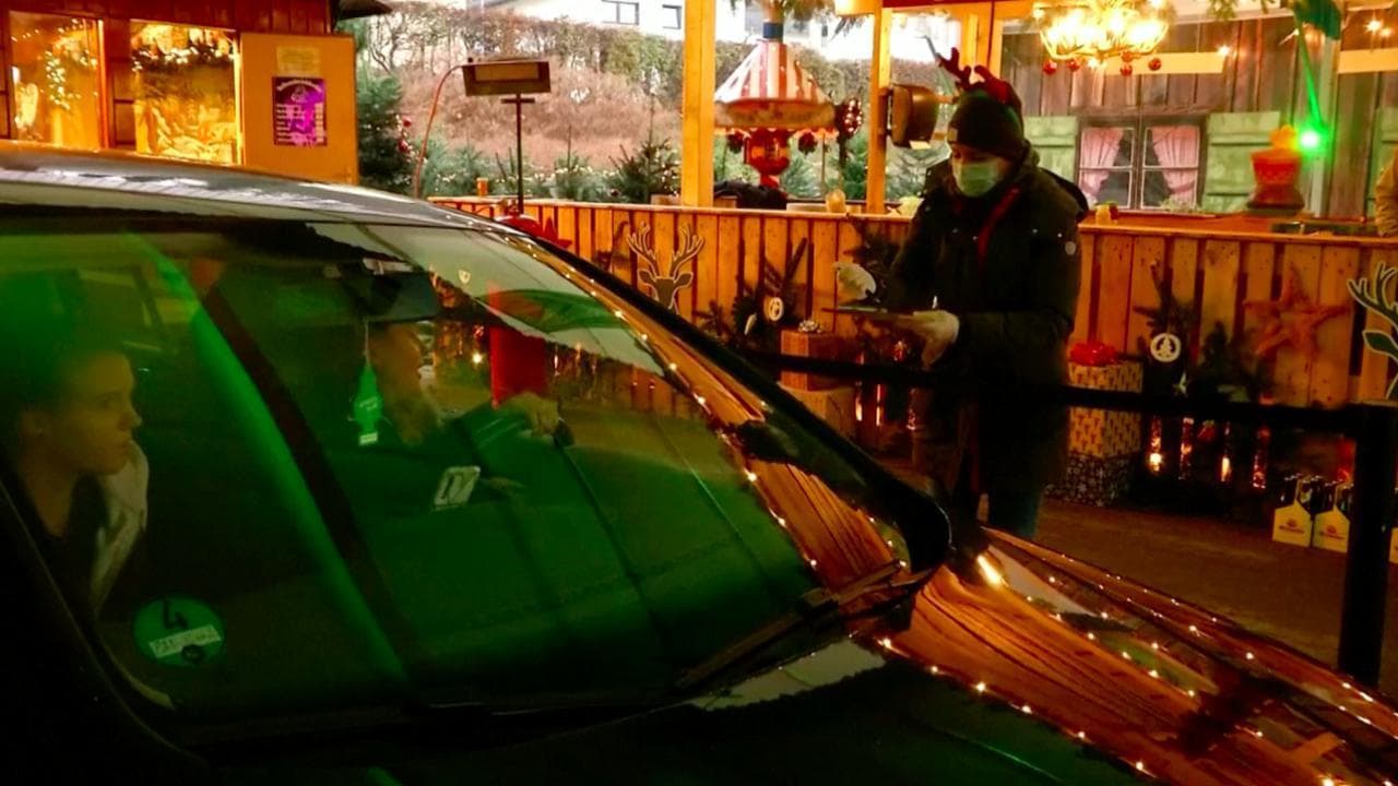 Germania, i tedeschi non rinunciano alle tradizioni del Natale: il mercatino è in versione 'drive-in'