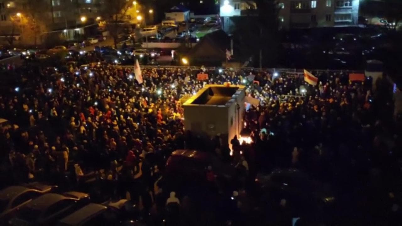 Bielorussia, le manifestazioni in ricordo di Roman Bondarenko: fiori e candele per l'attivista ucciso
