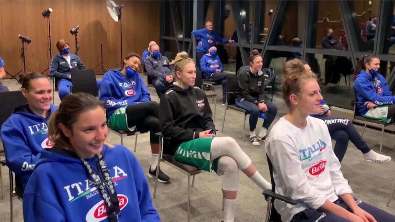 Basket femminile, la sorpresa delle azzurre alle bambine del mini basket