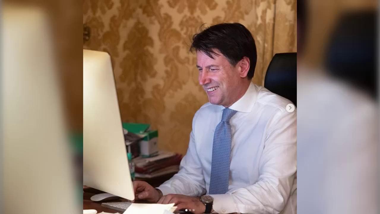 Conte risponde a un bambino: "Babbo Natale ha l'autocertificazione". Le reazioni su Twitter