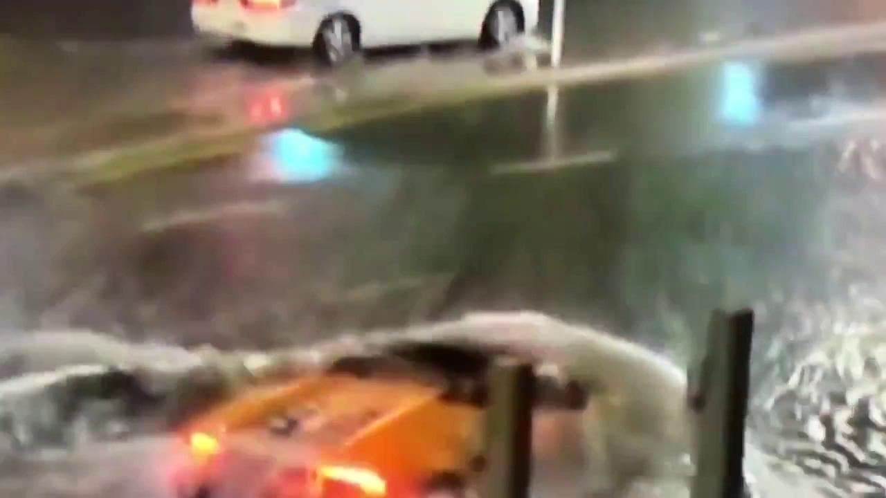 Florida, la Lamborghini sembra un sottomarino: la folle accelerazione nell'acqua alta