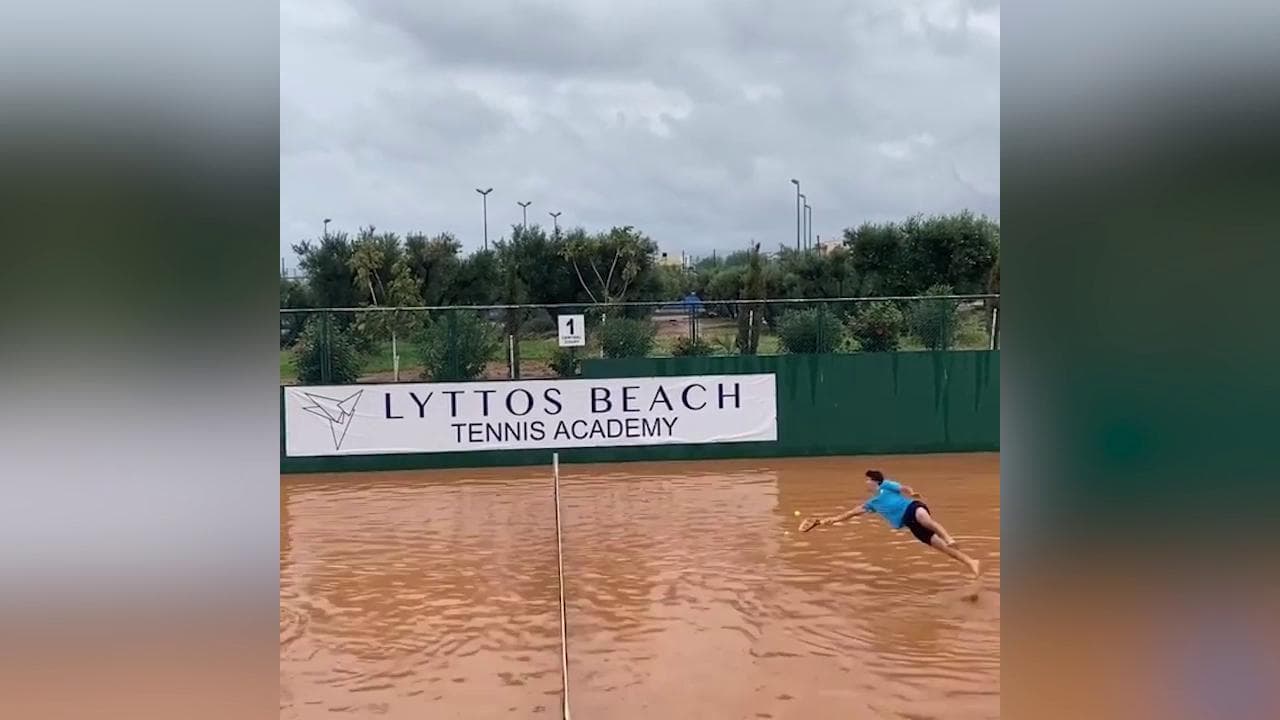Creta, il campo da tennis è allagato: ma Tsitsipas jr non rinuncia alla partita